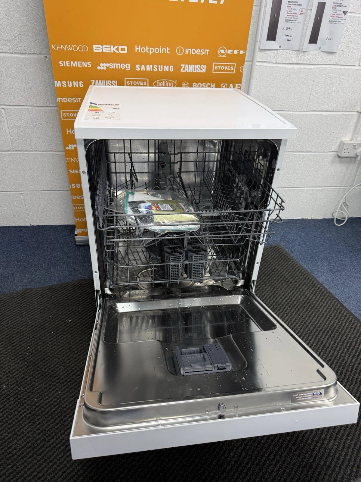 Hisense HS642D90WUK 14 Place Settings Full-Size Freestanding Dishwasher in White - D rated - (Graded) - HW181667